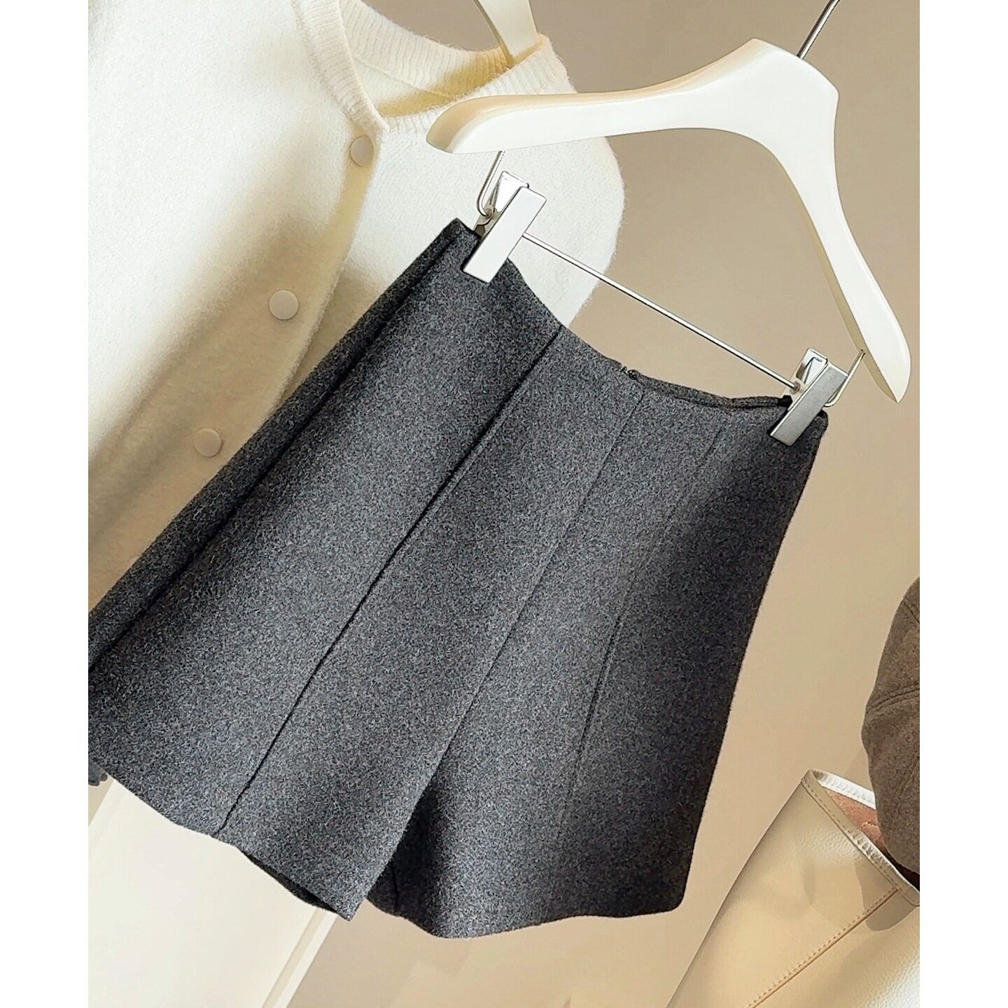 灰色气质西装毛呢短裤女2025秋冬新款外穿高腰显瘦A字阔腿靴裤子