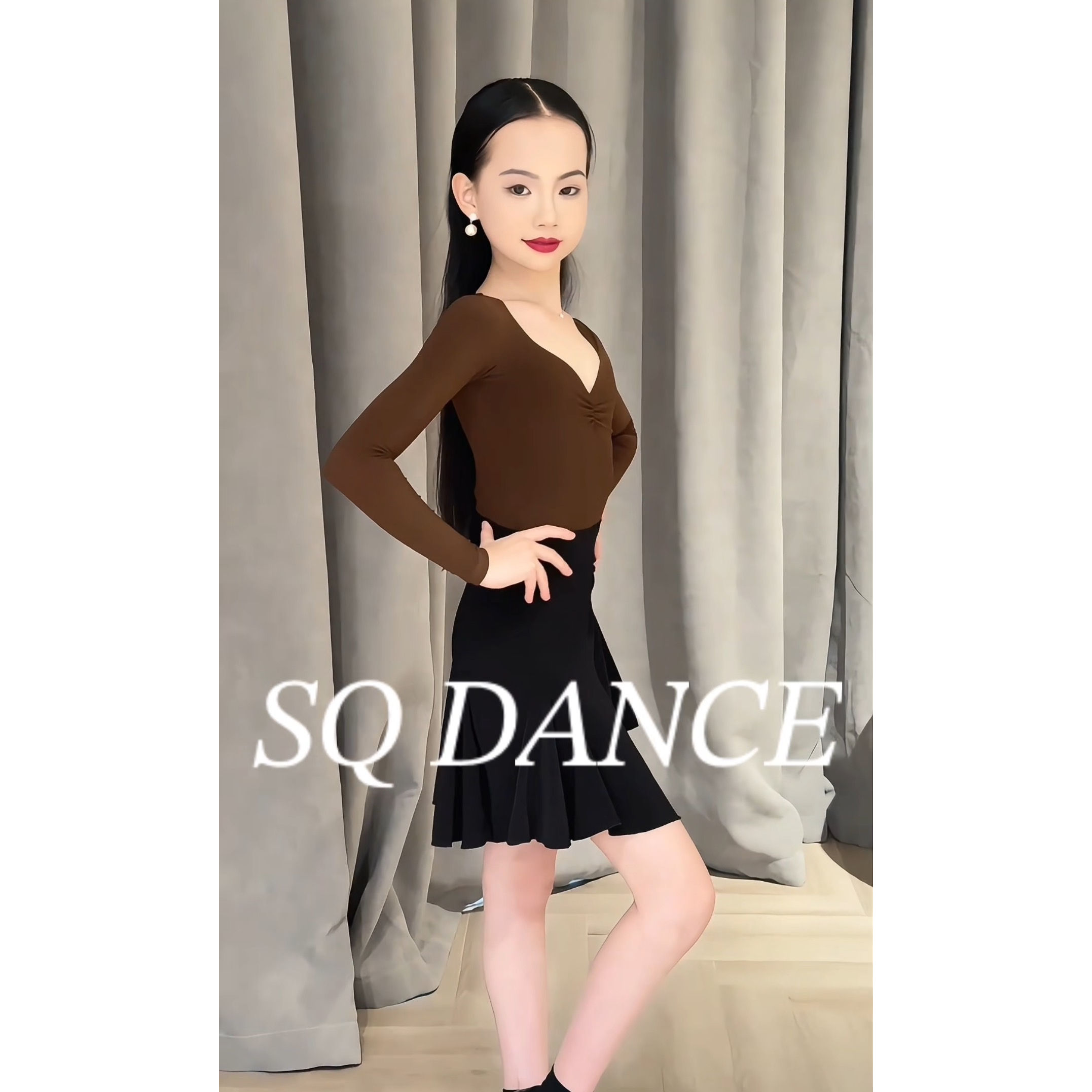 SQ拉丁舞服秋冬新款女童练功服咖色桃心领上衣大摆短裙训练服套装