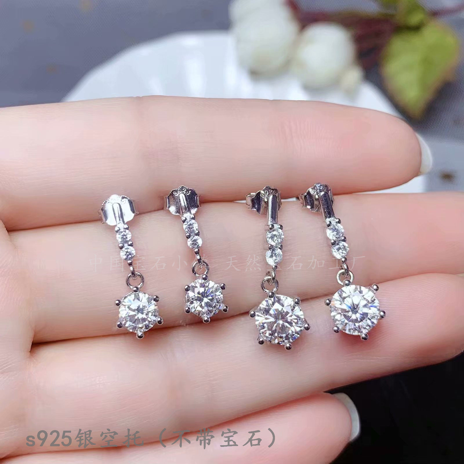 纯银圆形耳钉克拉六爪莫桑钻