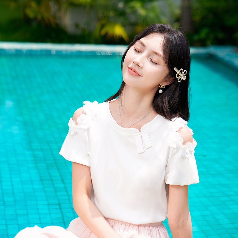 ATAR洋气夏季新品女装灯笼袖立体花瓣露肩T恤 2025斜开叉修身上衣