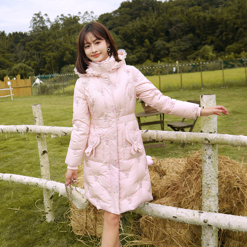 ATAR连帽绣花中长款90绒羽绒服