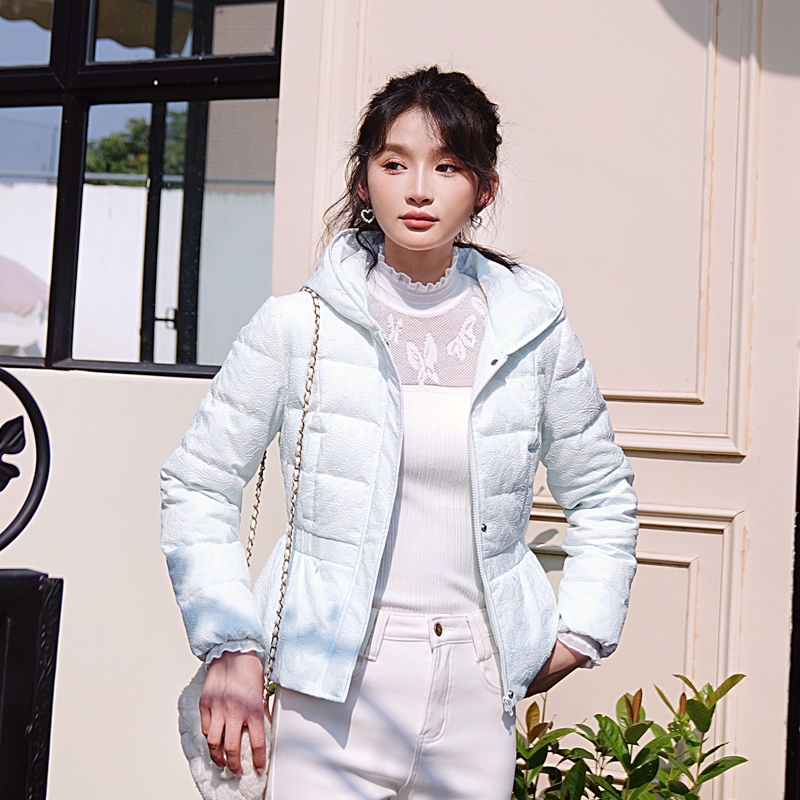 ATAR法式邻家冬装新款压花连帽羽绒服 2024鱼尾收腰显瘦羽绒外套