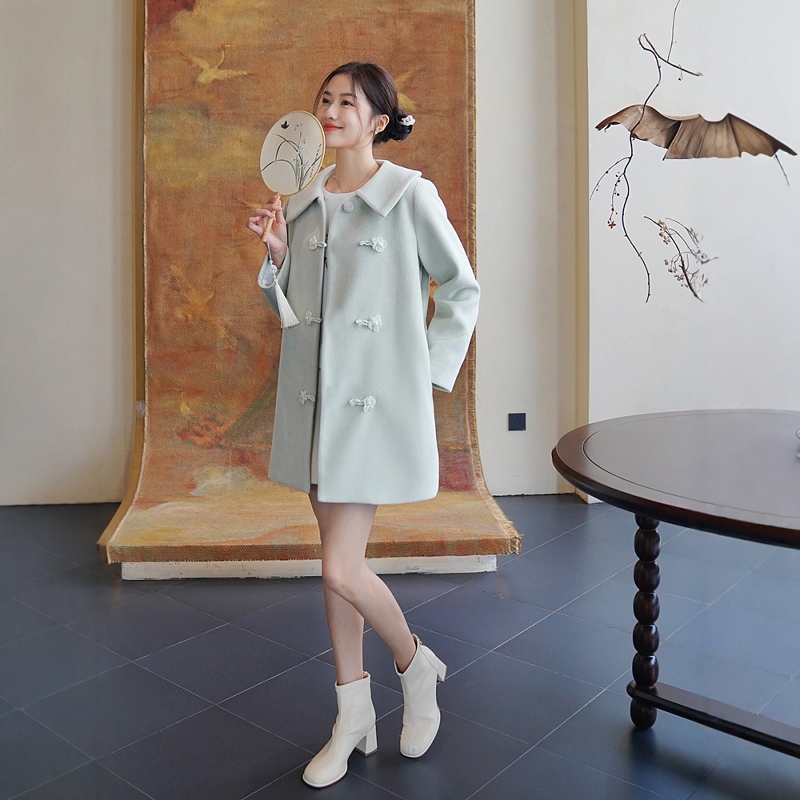 娃娃领花朵盘扣设计毛呢大衣