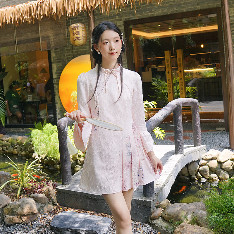 ATAR新中式国风连衣裙女秋装新款改良旗袍不规则绣花百褶淑女短裙