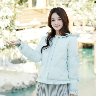 ATAR甜美风蝴蝶结绑带袖连帽羽绒服女短款荷叶边保暖外套