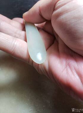 和田青白玉发簪，明代。缺失头部，长13厘米。