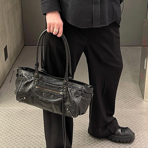 Leci*y横款油蜡皮铆钉机车包