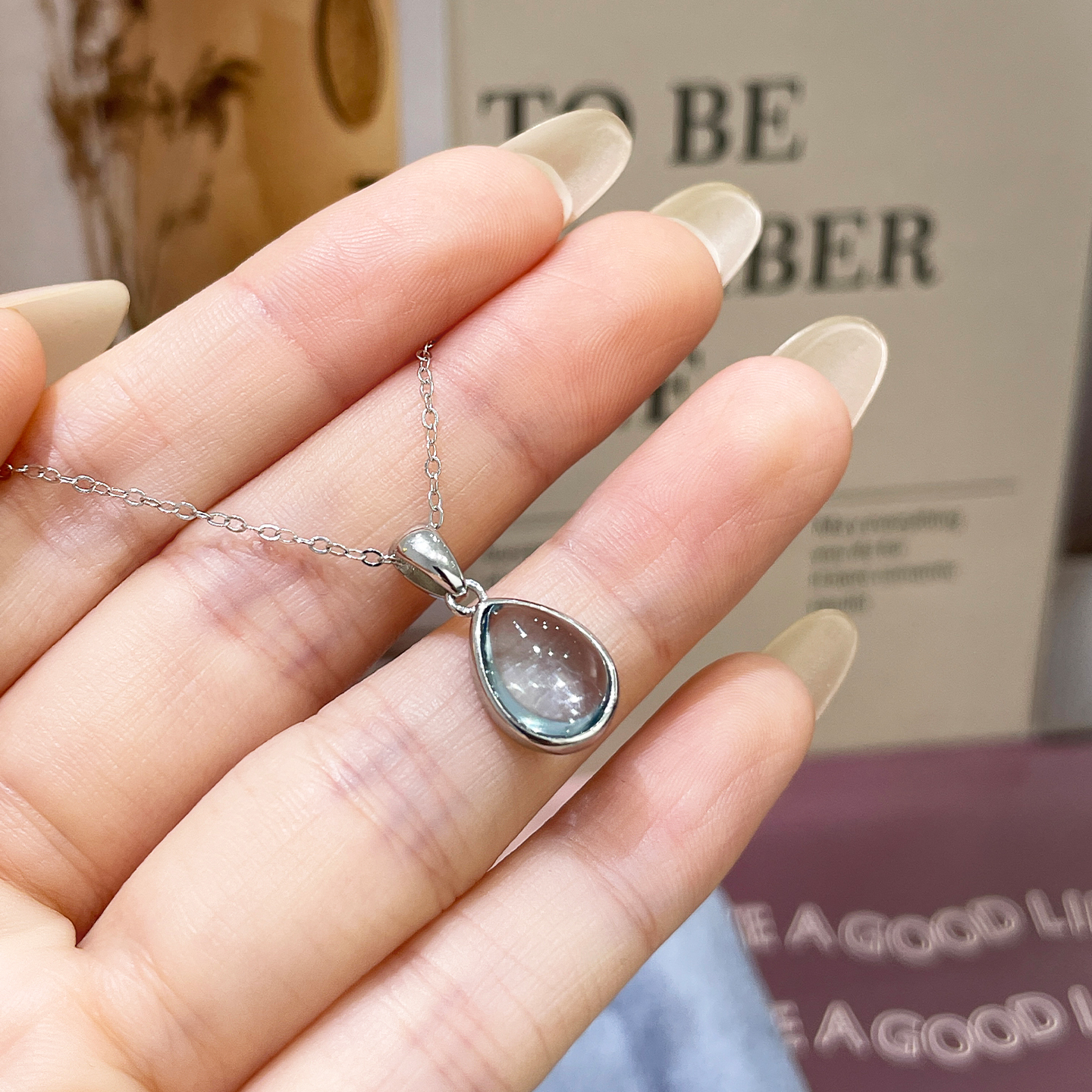 天然托帕石天空蓝水滴吊坠S925银