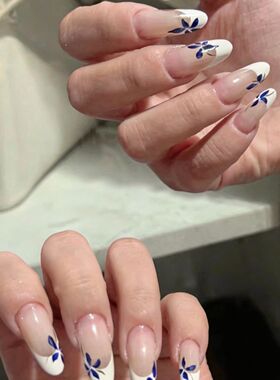 白边法式蓝花穿戴甲清冷