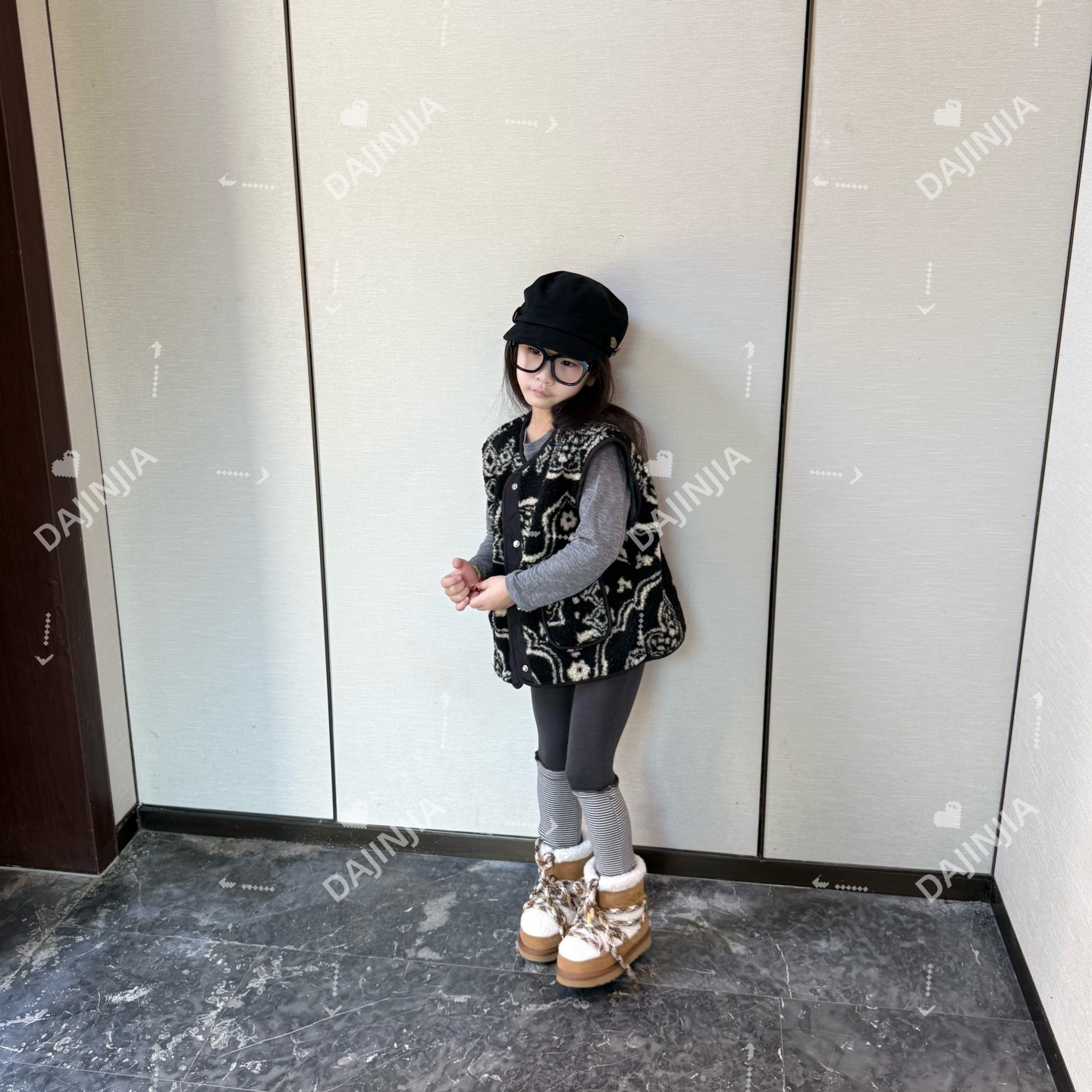 25秋冬新款复古提花纹时尚民族风圆领男女童百搭个性马甲外套上衣