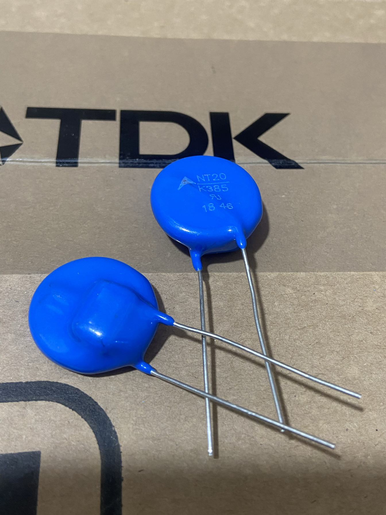 B72220R2381K101 西门子 压敏电阻 NT20K385 内置电阻