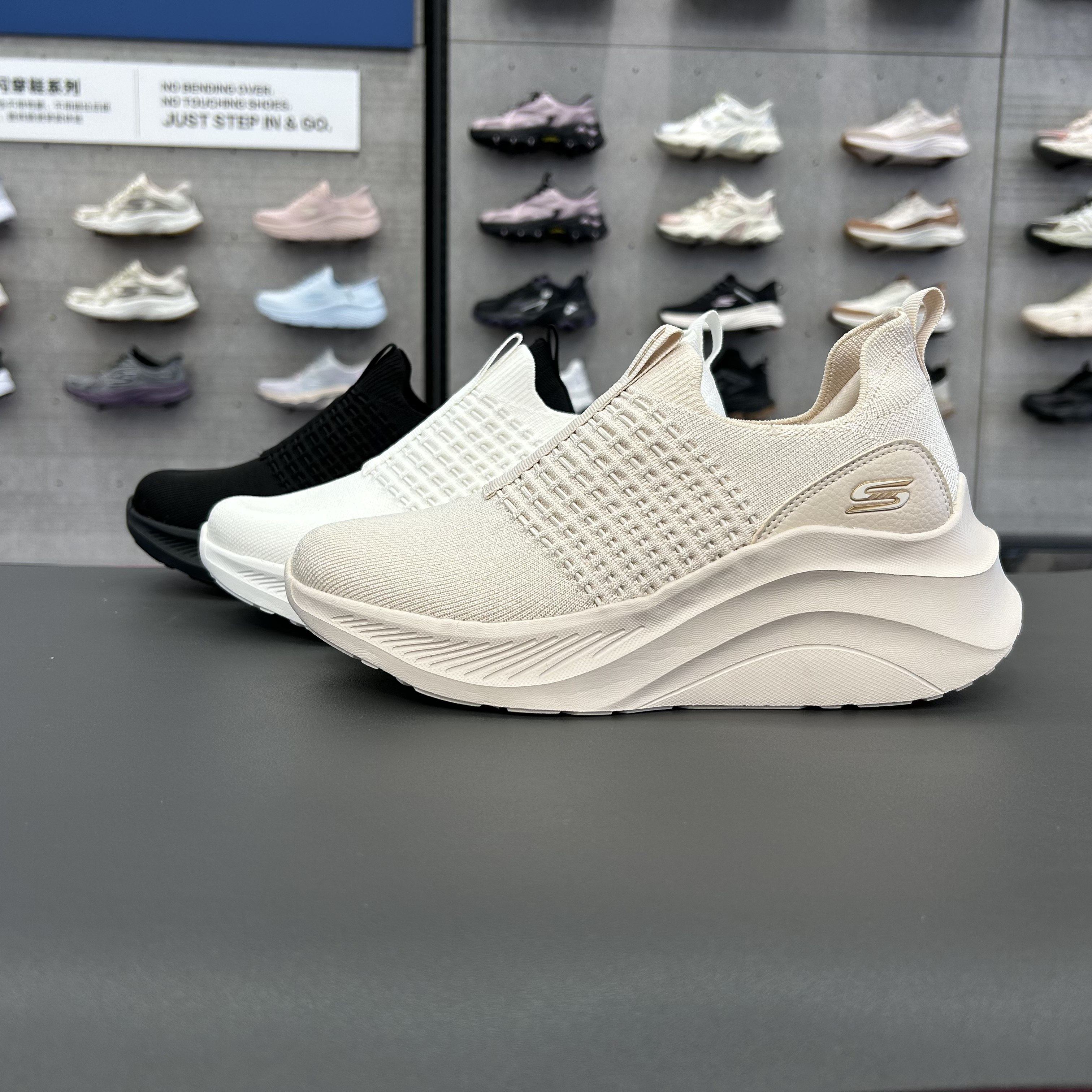 斯凯奇女舒适耐磨休闲鞋