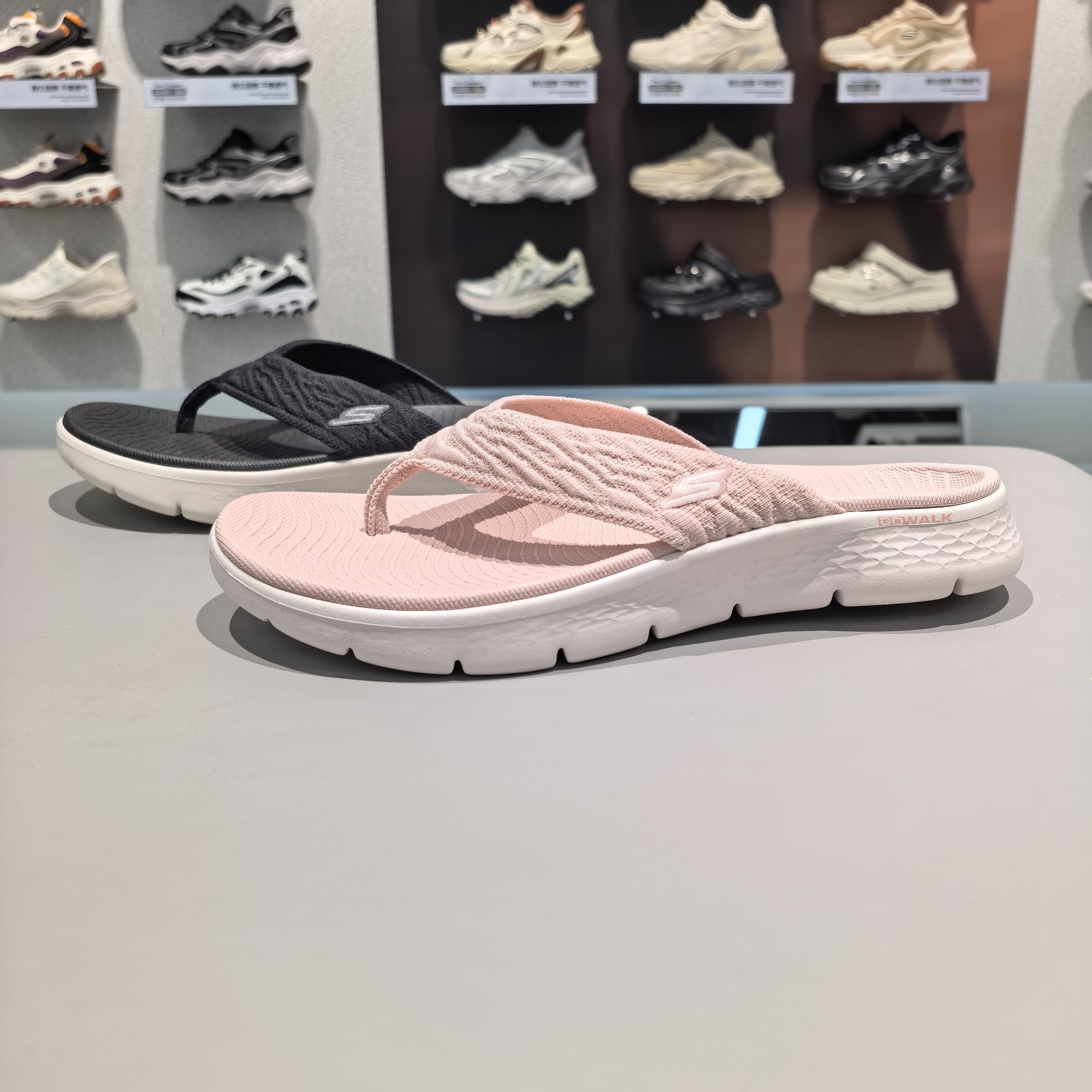 Skechers斯凯奇女子夏季轻盈耐磨透气舒适夹趾休闲凉拖鞋141404