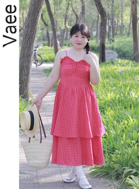 Vaee大码女装甜美玫红色格子吊带连衣裙夏季新款收腰度假风长裙