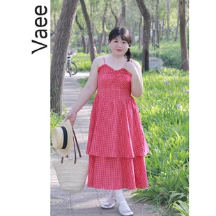 Vaee大码女装甜美玫红色格子吊带连衣裙夏季新款收腰度假风长裙