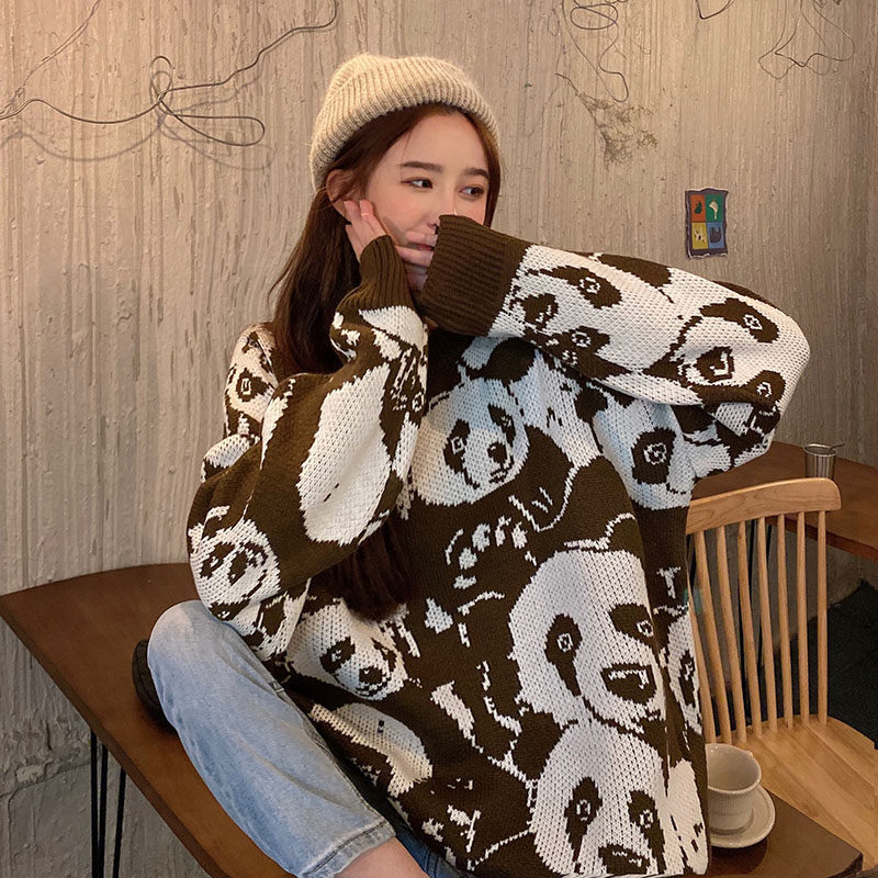 Women wear loose pullover in autumn and winter