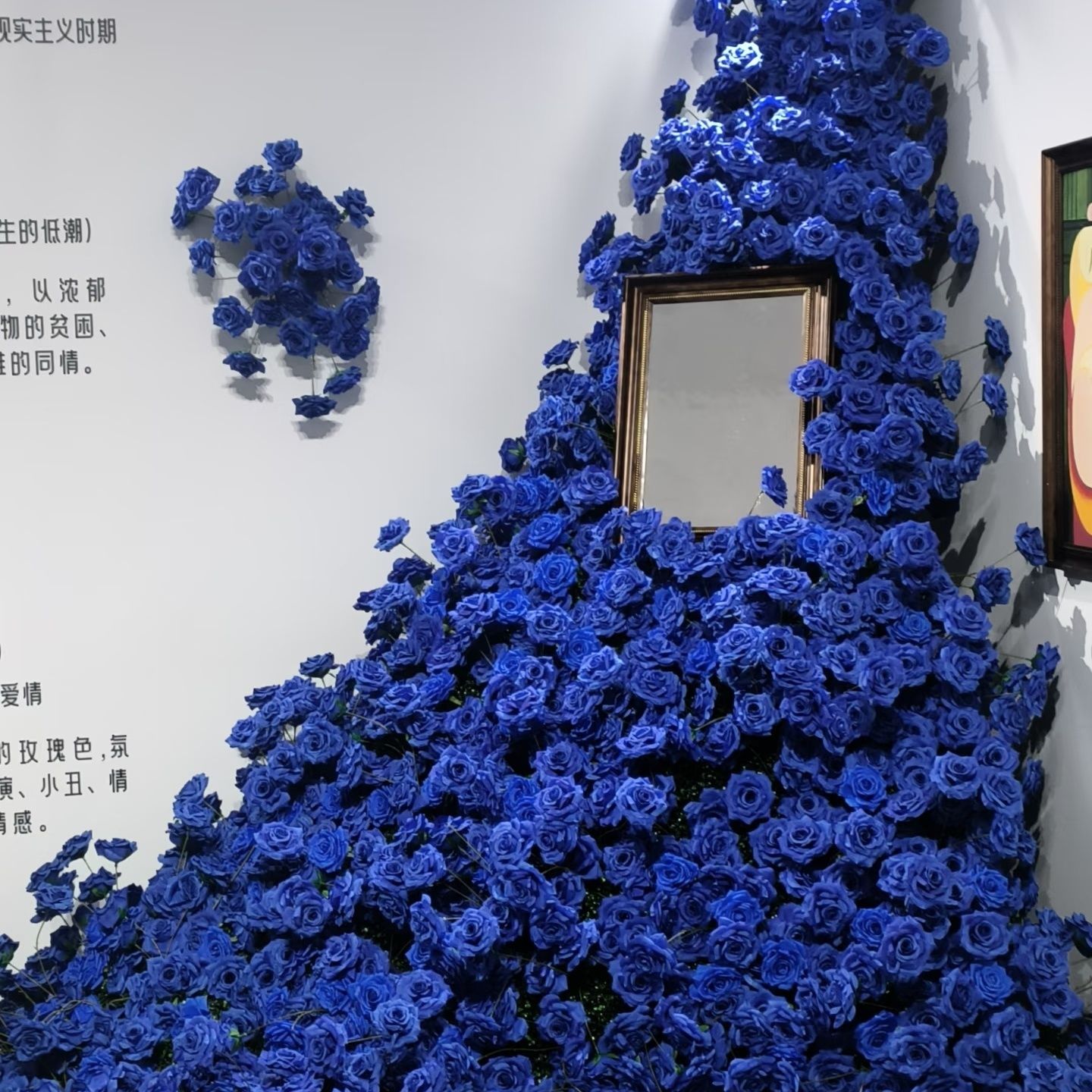 网红打卡背景花墙玫瑰瀑布墙布置仿真假红玫瑰花冰川婚庆塑料花束