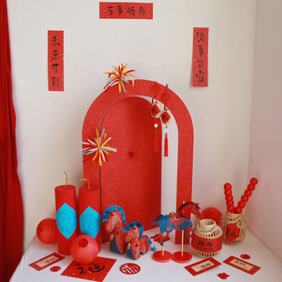 2026新年儿童摄影宝宝拍照道具福字红门仿真鞭炮马年公仔卡片对联