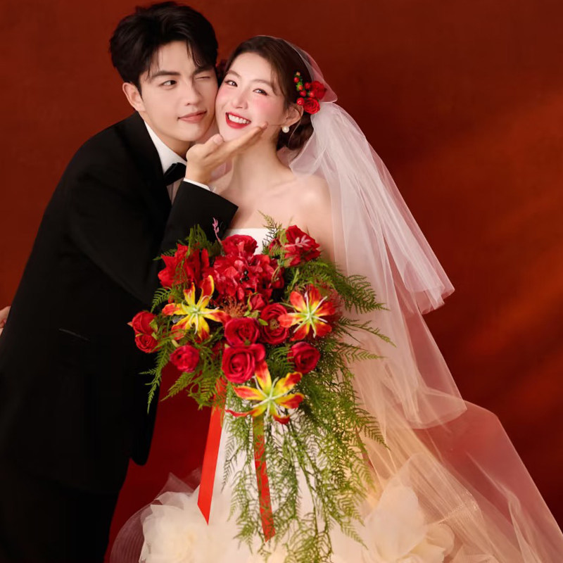 2026新款喜嫁风婚纱照道具新娘红色火焰百合手捧花红玫瑰瀑布花束