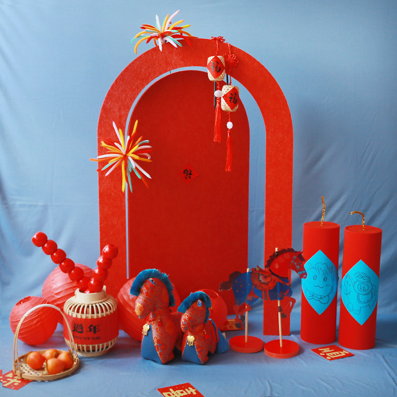 新年儿童拍照道具蓝背景红门鞭炮