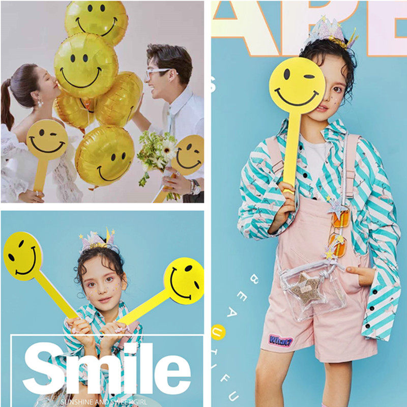 创意儿童摄影拍照道具黄色笑脸手拿板情侣街拍可爱表情手举牌