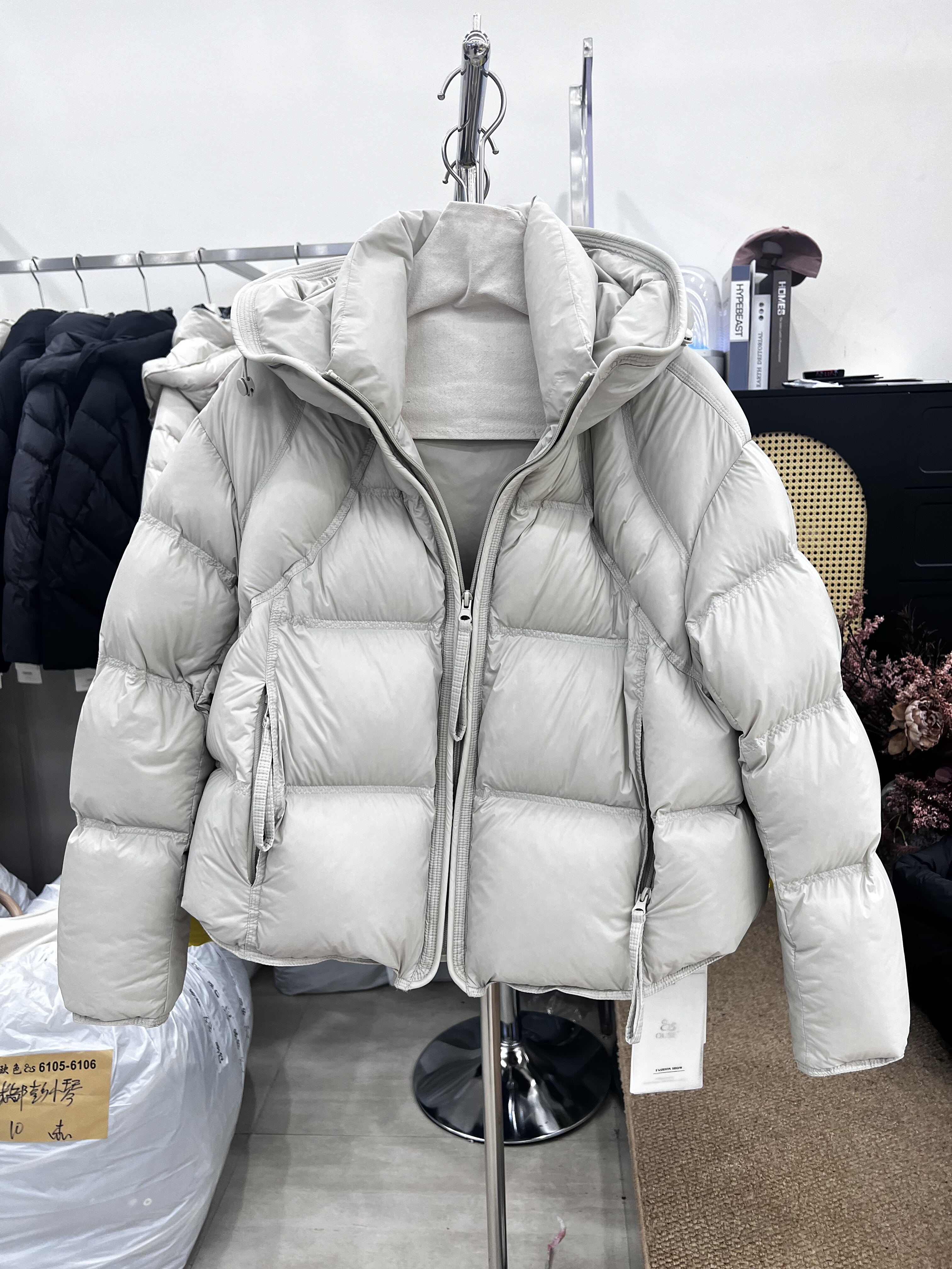 泡芙羽绒服女短款2025冬季新款连帽宽松面包服加厚白鸭绒保暖外套