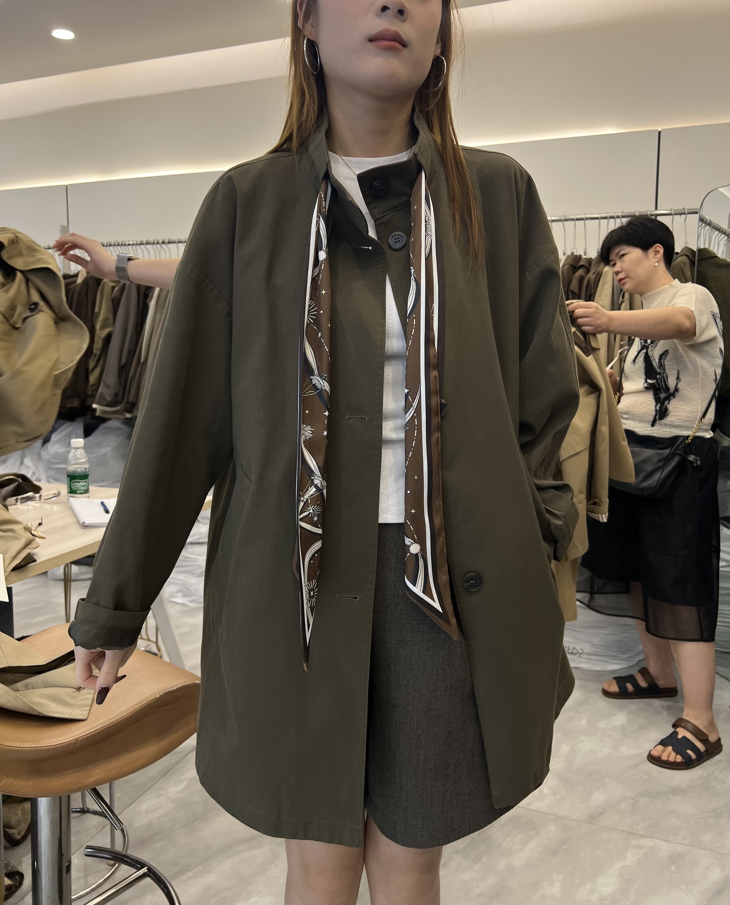 2026秋季新款韩版复古丝巾立领风衣女中长款宽松休闲工装外套潮