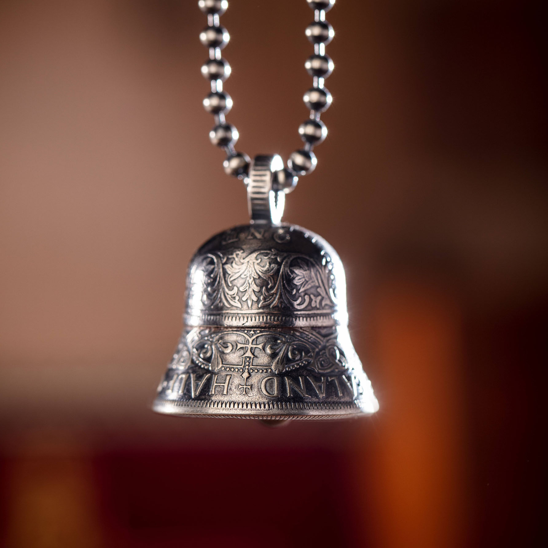 STZ维多利亚硬币欧美个性复古流行实伤925银饰铃铛单吊坠项链女