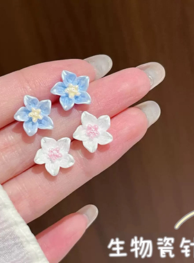 (蓝白两对装)山茶花耳钉女养耳洞生物瓷针可爱新款爆款防过敏耳饰