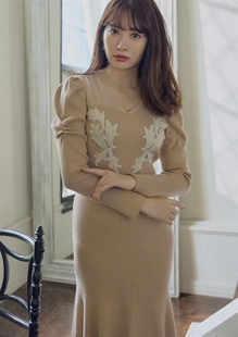 獨家娘娘牌her元 刺绣钩花蕾丝拼接 褶皱袖 羊毛混鱼尾针织连衣裙