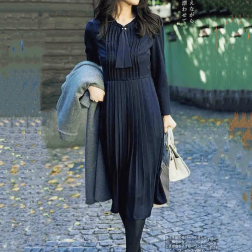 泉里香合作宽獨家ce1f0rd元 波浪压褶领结珍珠扣纯色大摆连衣裙