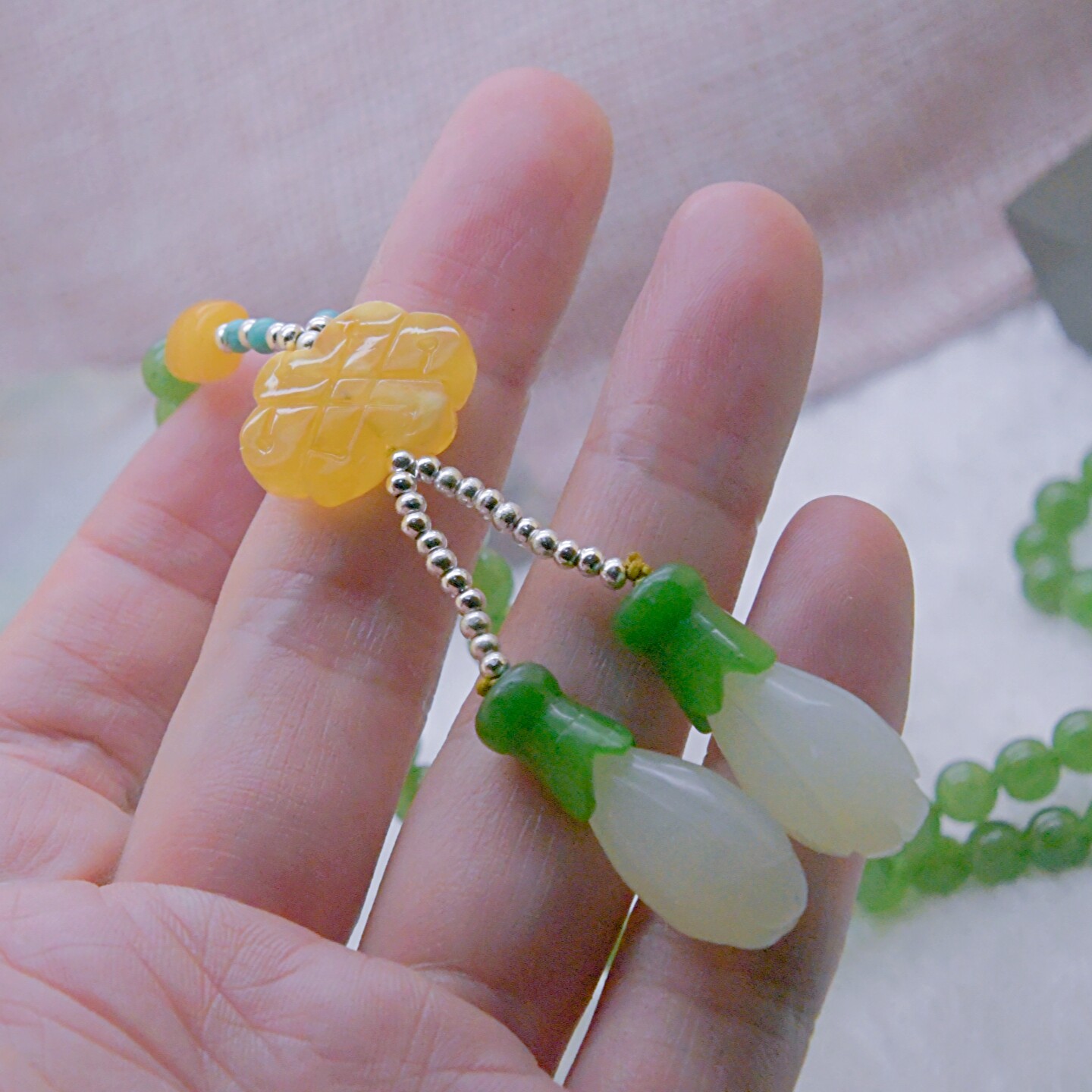 天然和田玉双兰花吊坠