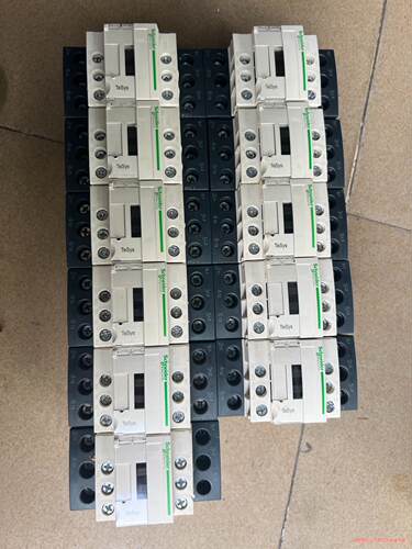 施耐德直流接触器型号LC1D32BD，电流24V。实物拍摄骏营议价商品