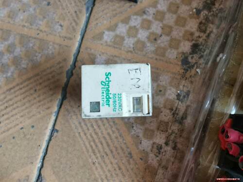 施耐德继电器60个打包出450元，，230V—240V，成色议价商品
