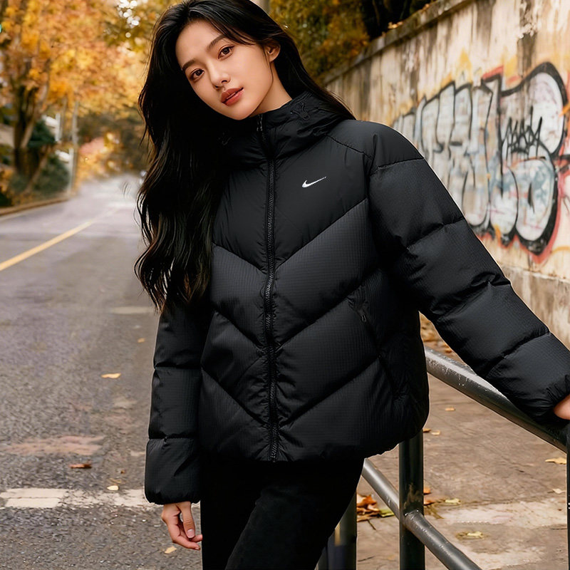 NIKE耐克女款黑色短款羽绒服25冬季新款运动服梭织连帽外套HV5236