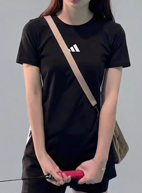 阿迪达斯女装黑色短袖T恤短款2026春新款修身跑步运动服JC8325