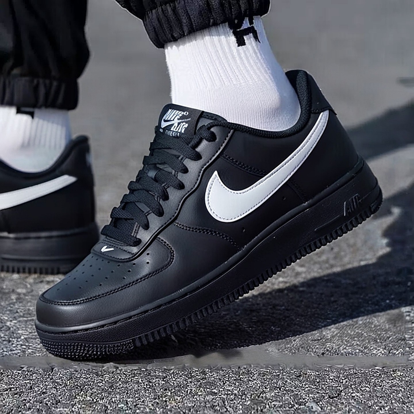 耐克男鞋Nike官网冬季新款空军一号黑白色AF1低帮运动板鞋FZ0627