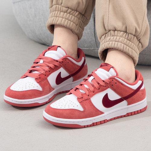 NIKE耐克休闲鞋板鞋女鞋26新款红色dunk low低帮运动鞋FQ7056-100