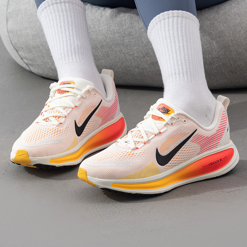 NIKE耐克大童男女童跑步鞋迈柔VOMERO 18缓震公路跑鞋 HQ2157-102