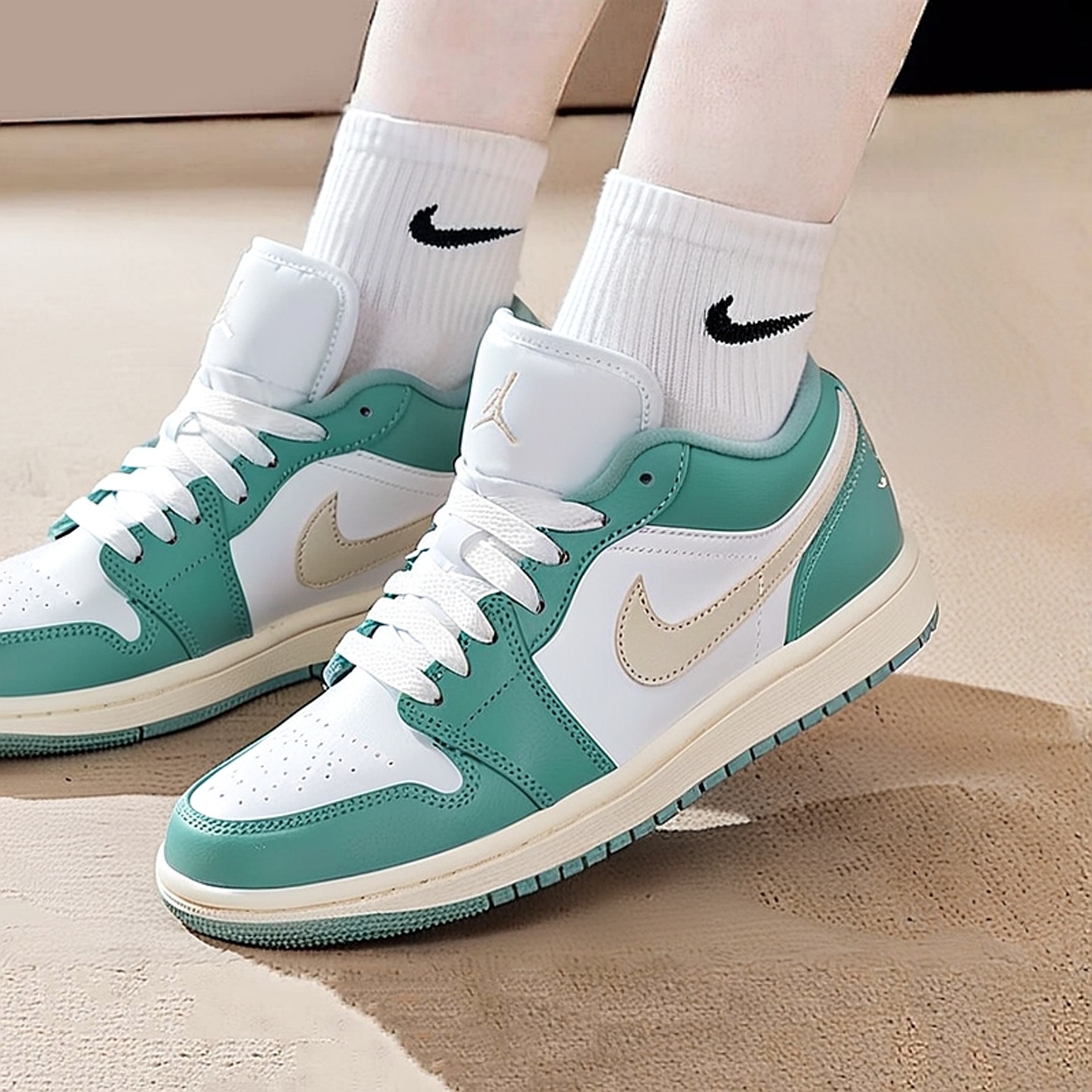 耐克NIKE板鞋女鞋2025秋季新款AJ1防滑运动低帮休闲鞋DC0774-138