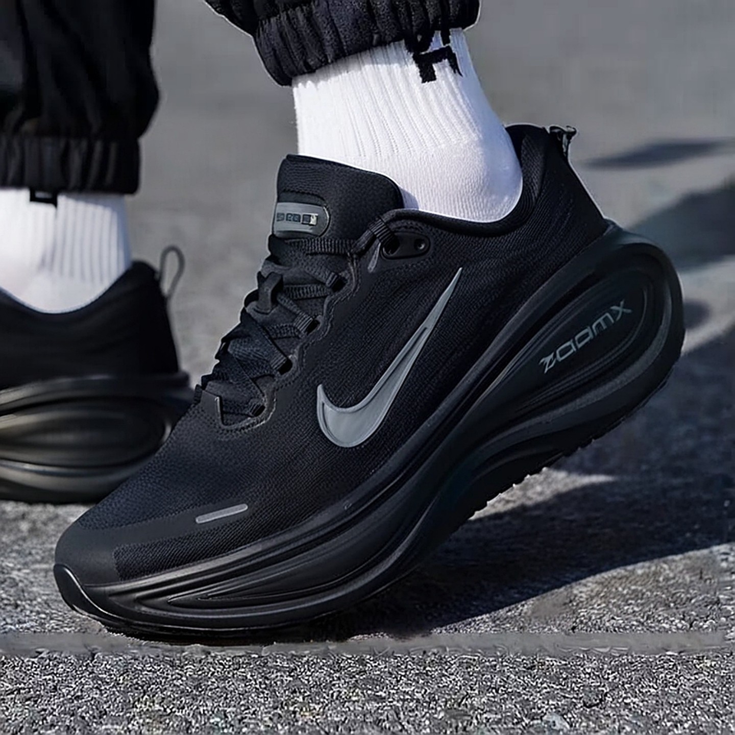 nike耐克男鞋 25秋冬新款超级迈柔vomero plus运动鞋黑武士跑步鞋