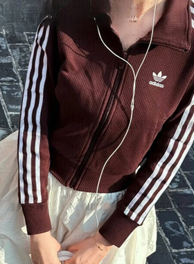 阿迪达斯暗红色针织外套女装25冬季新款三叶草休闲立领夹克IN6061
