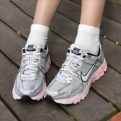 NIKE耐克女子ZOOM VOMERO 5银粉低帮老爹鞋运动休闲鞋HF1877-001