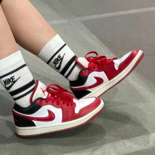 NIKE耐克女鞋红色新年款AIR JORDAN 1滑板鞋运动篮球鞋DC0774-160
