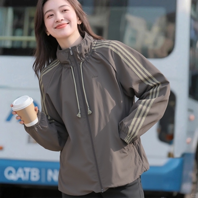 Adidas阿迪达斯三叶草女子梭织外套26新款运动宽松连帽夹克KR2625