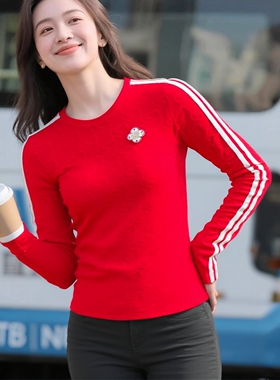 阿迪达斯三条纹马年新年款女装红色修身长袖26春圆领T恤 KW4676