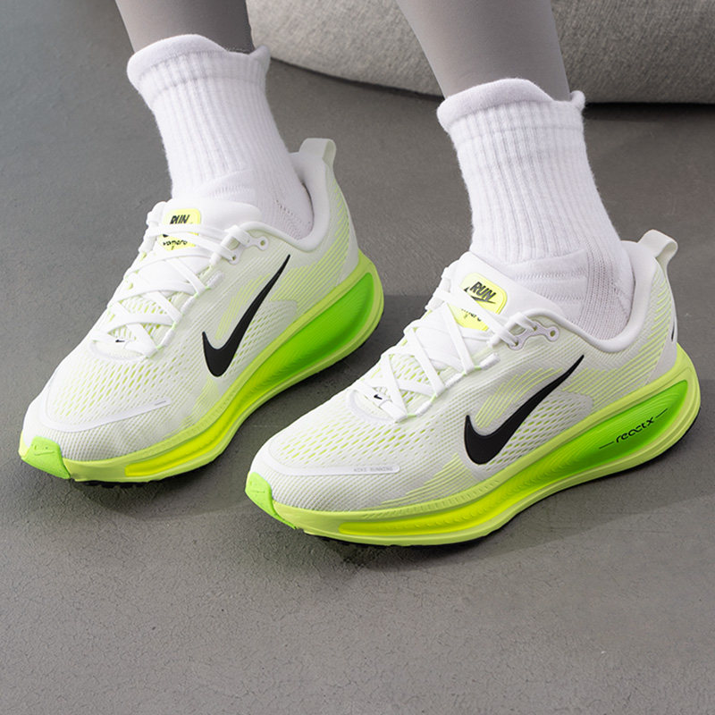 NIKE耐克大童男女童跑步鞋迈柔VOMERO 18缓震公路跑鞋 HQ2157-101