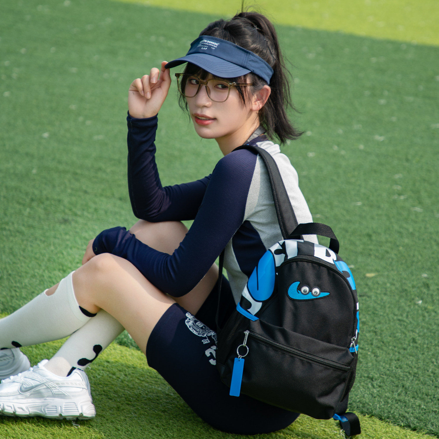 耐克NIKE女包大童26秋季新款运动休闲双肩包时尚小包户外出行背包