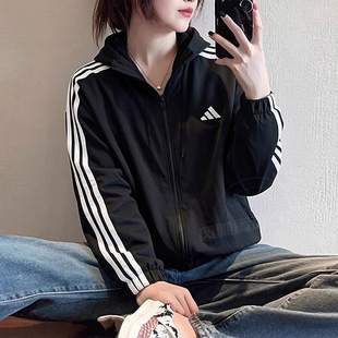 阿迪达斯新款女子梭织夹克连帽外套运动服休闲短款旅游风衣JZ2162