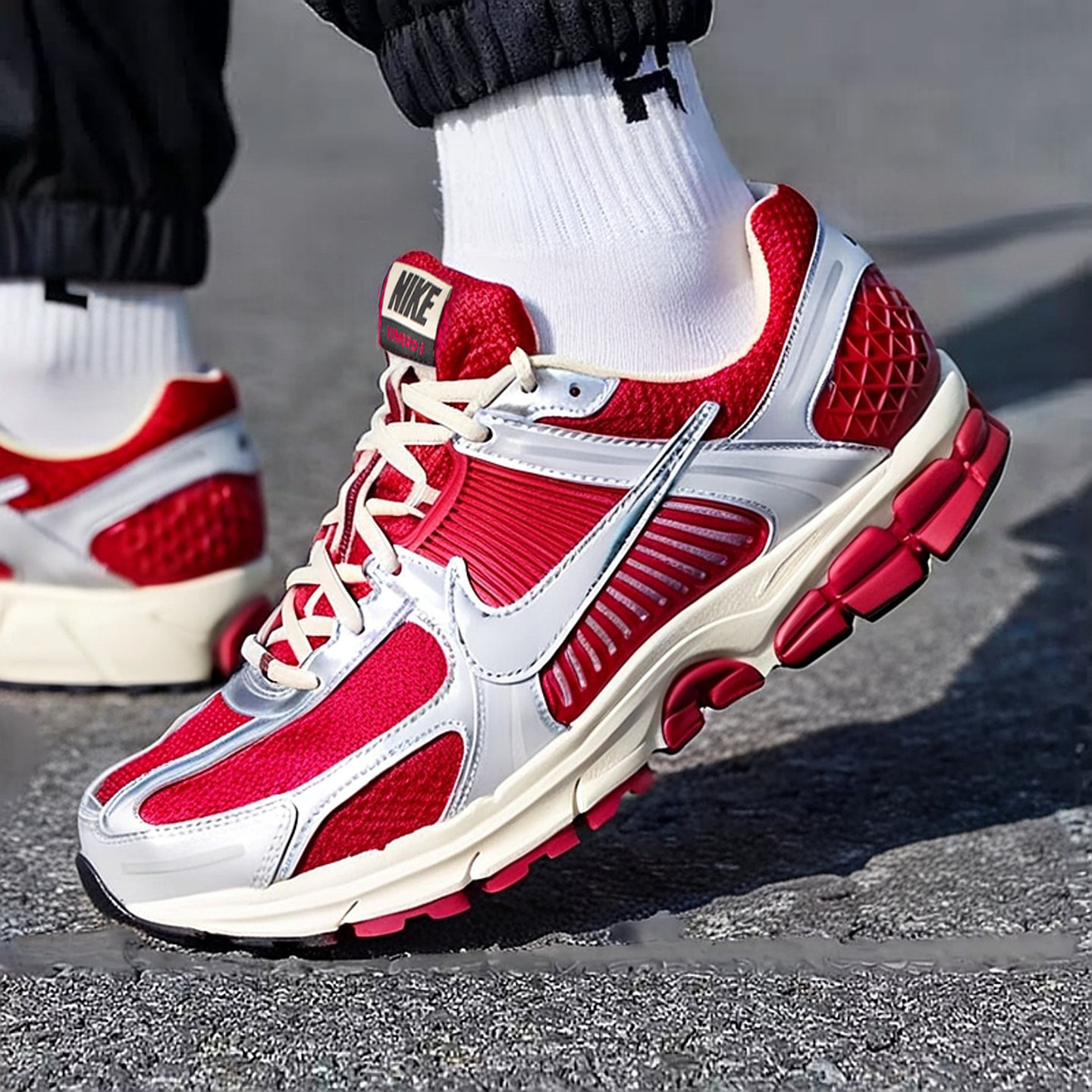 耐克男鞋红色休闲鞋26新年款NIKE ZOOM VOMERO 5厚底老爹鞋运动鞋